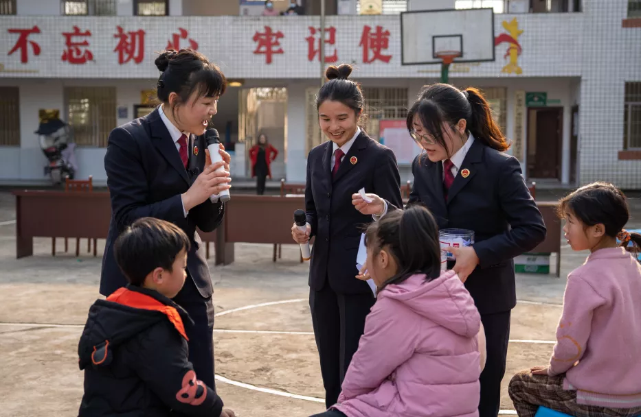 检察送温暖 把爱带回家 广安检察开展寒假儿童关爱活动